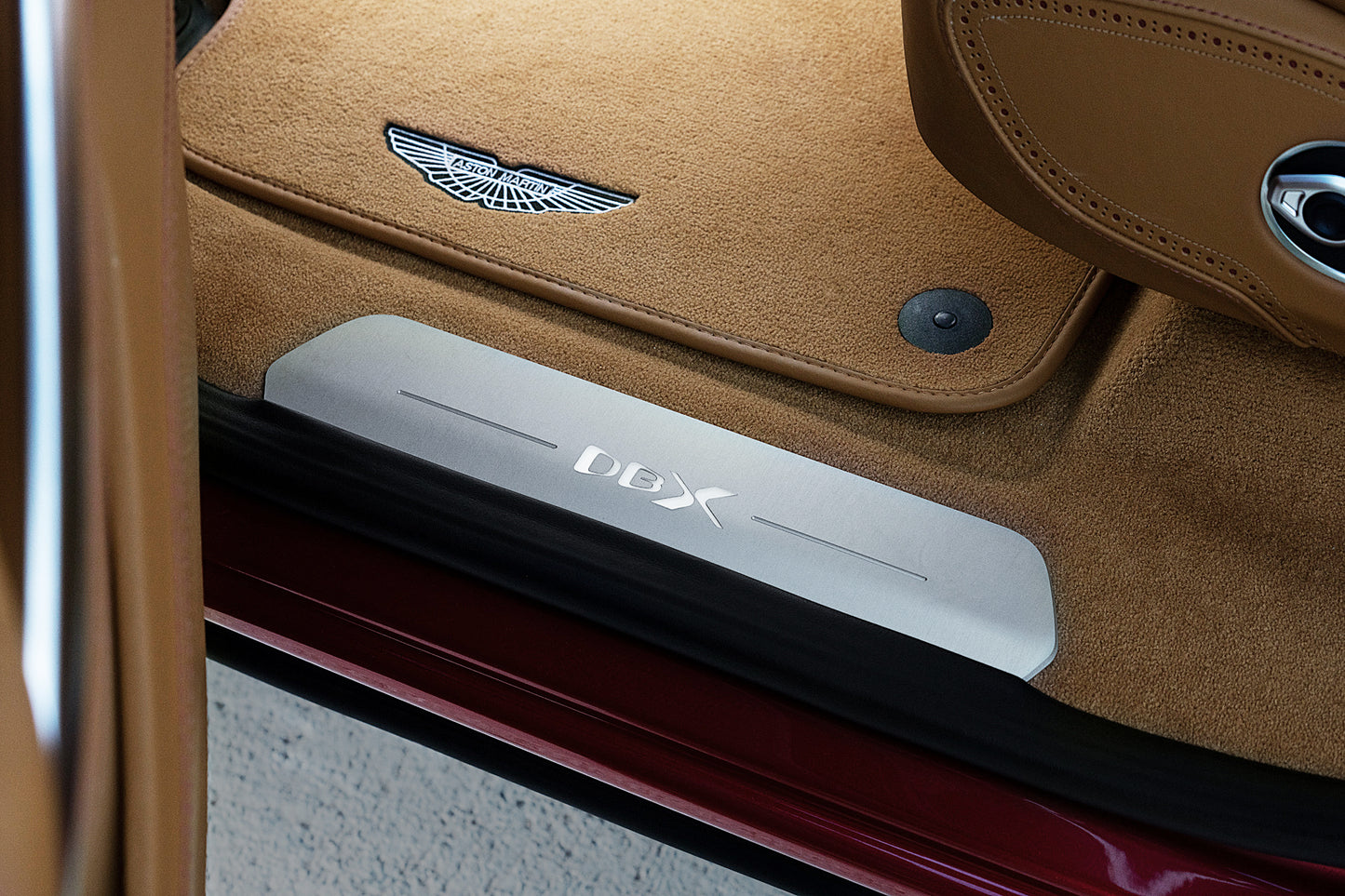 Aston Martin DBX Illuminated Tread Plates